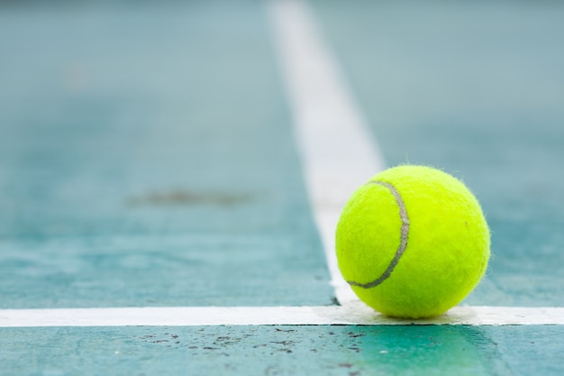 Tennisbal op het veld.