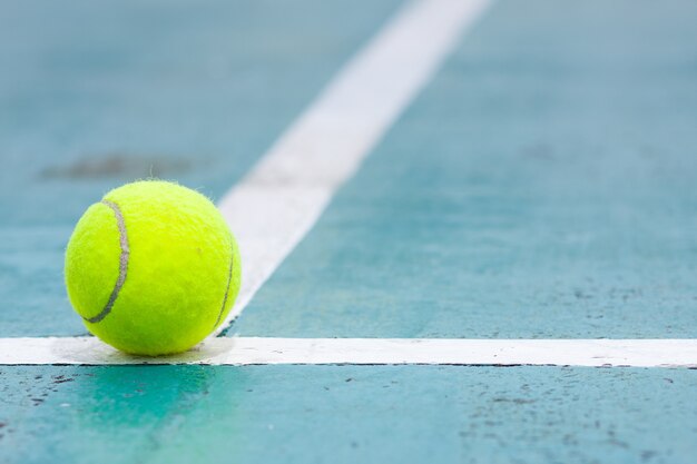 Tennisbal op het veld.