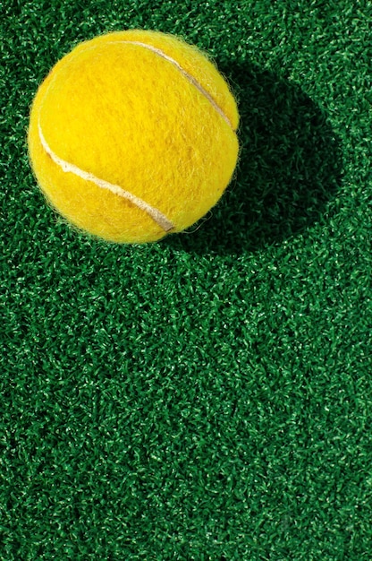 Tennisbal op hof