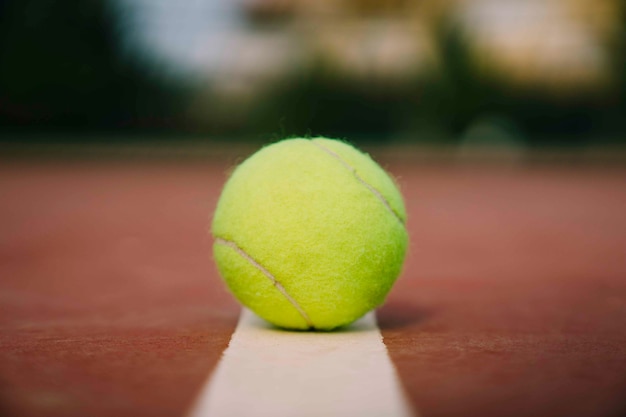 Foto tennisbal op lijn