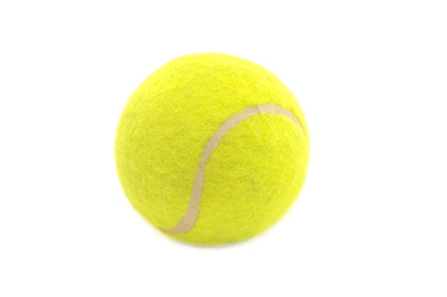 Tennisbal op witte achtergrond wordt geïsoleerd die