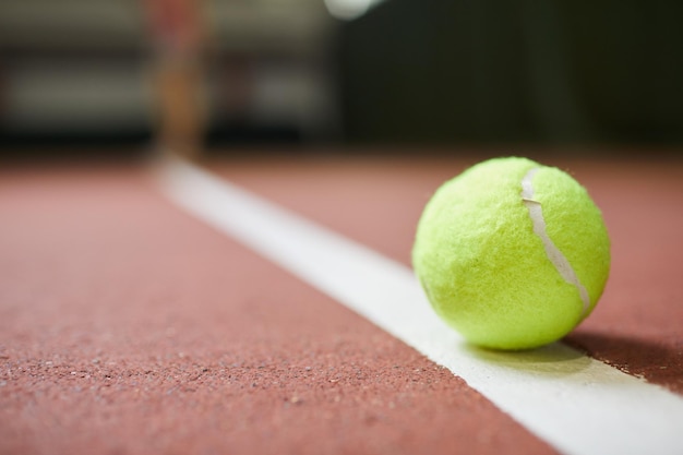 Tennisbal op witte lijn