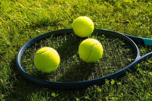 Tennisballen op een racket Zomertennistraining