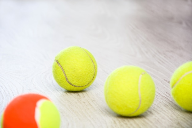 tennisballen op witte houten tafel