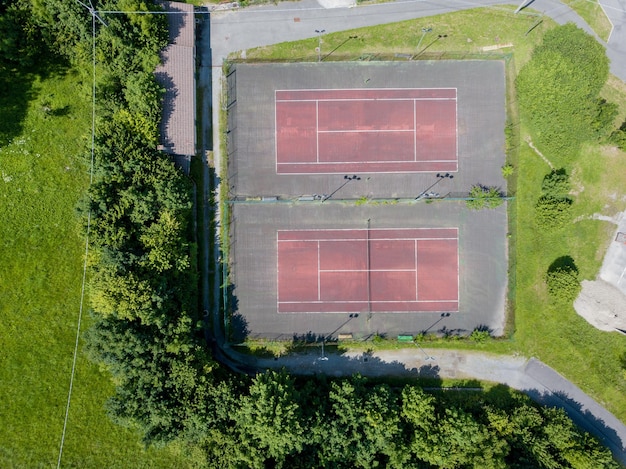 Tennisbanen van bovenaf gezien