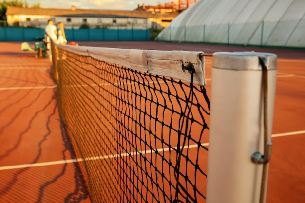 Tennisnet op de baan in zonnige dag