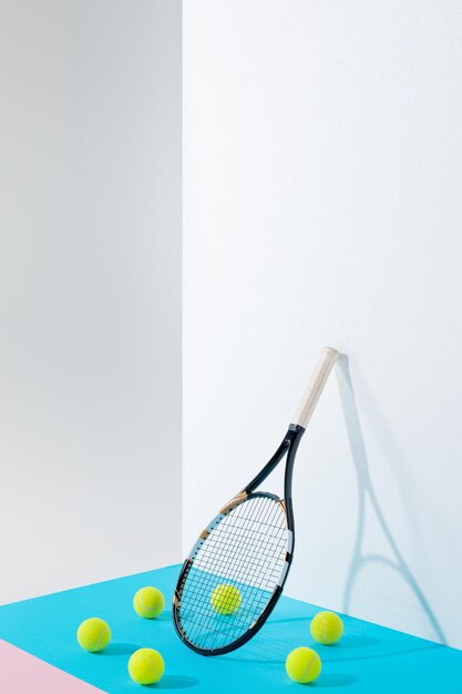 Tennisracket en ballen op tafel