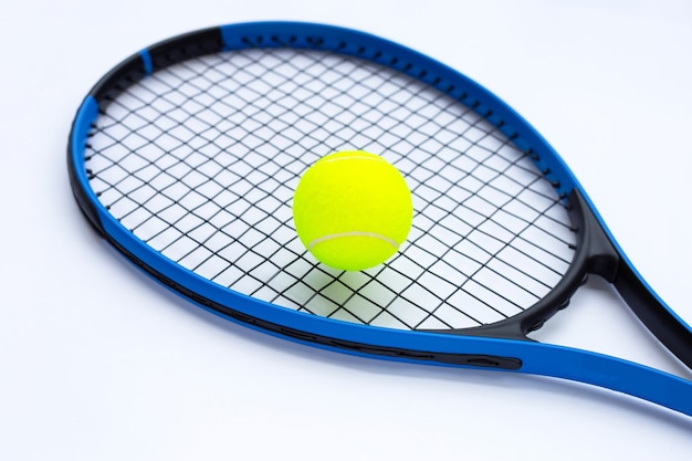 Tennisracket met bal op witte ondergrond