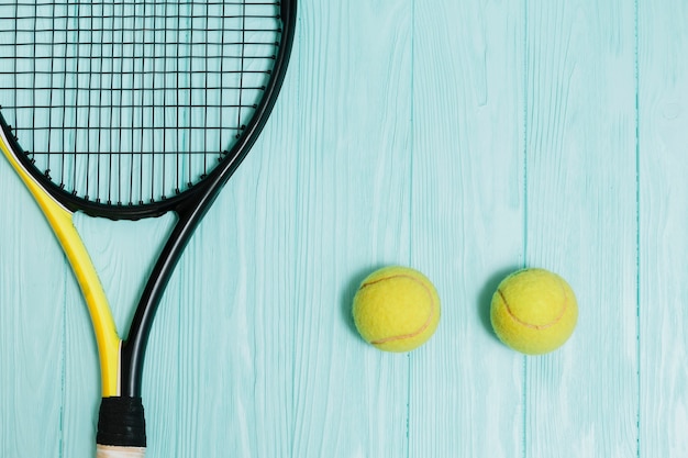 Tennisracket met twee gele ballen