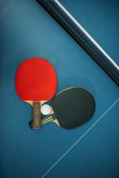 Tennisrackets en bal op tafel, spelconcept