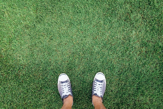 Tennisschoenen die zich op het groene gras, hoogste mening bevinden