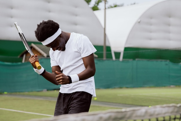 Tennisser bereidt zich voor op een toernooi dat hij elke dag op de tennisbaan beoefent