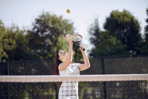 Tennisser vrouw gefocust tijdens het spelen