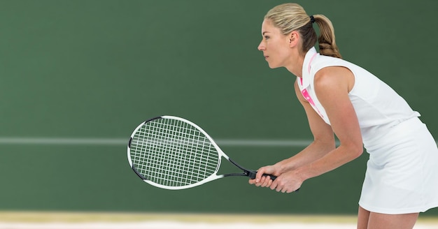 Tennisser vrouw met groene achtergrond met racket