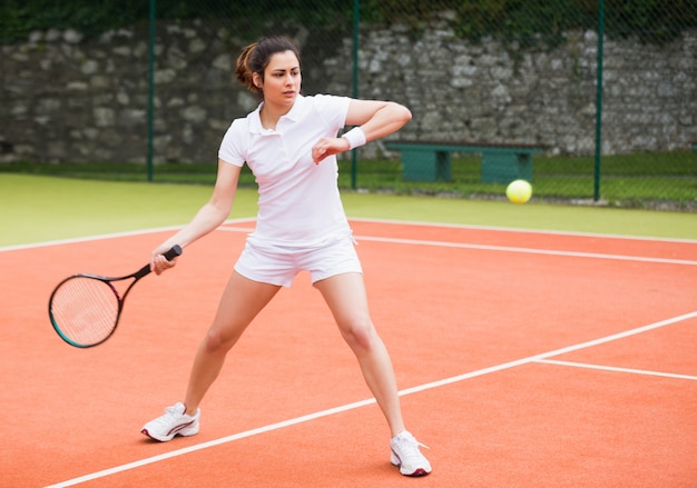 Tennisspeler die een gelijke op het hof speelt