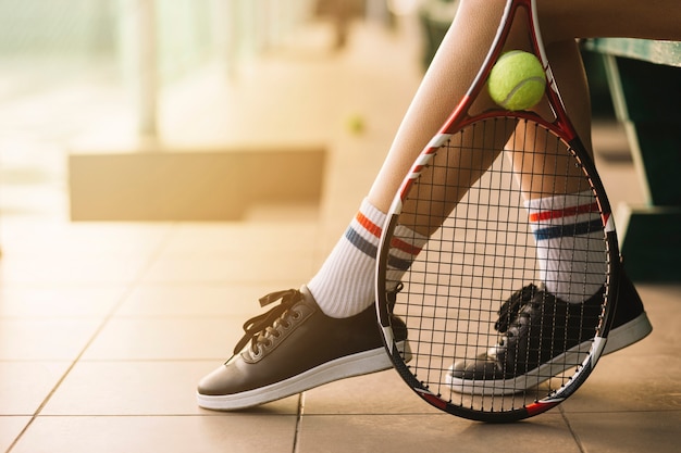 Tennisspeler die het racket houdt