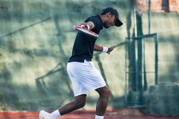 Tennisspeler doet intensieve training buitenshuis