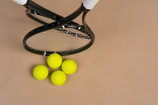 Tennisspeler sportuitrusting. Tennisracket en bal