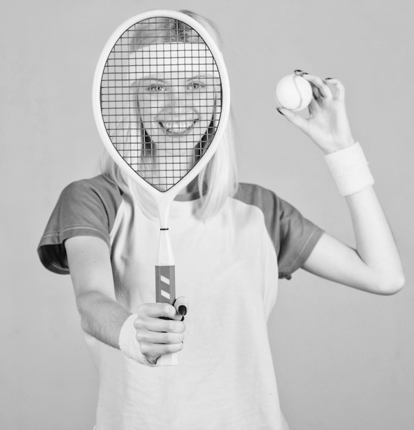 Tennissport en entertainment Actieve vrije tijd en hobby Meisje fit slank blond tennissen Sport voor het behoud van de gezondheid Actieve levensstijl Vrouw houdt tennisracket in de hand Tennisclub concept