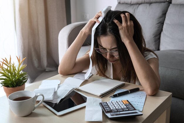 Photo tensed woman doing calculation at home