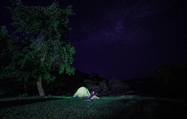 写真 星空の下の夜のテント