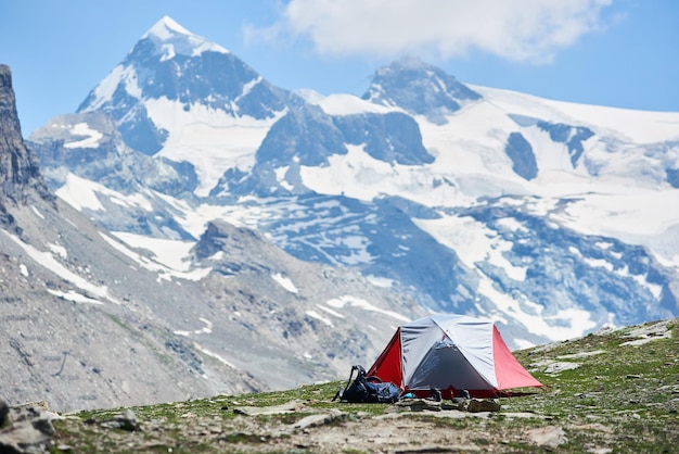 Tent berglandschap op achtergrond