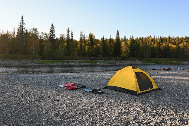 Tent bij de rivier