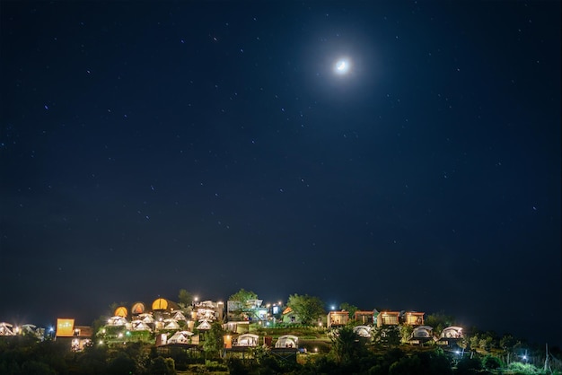 写真 星空の夜の山頂にあるテントキャンプ村