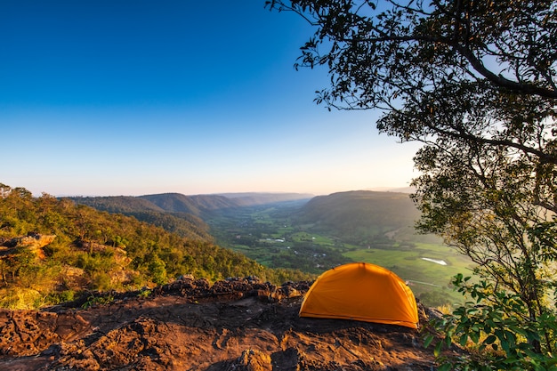 Foto tent die zich op de bovenkant van de berg bevindt