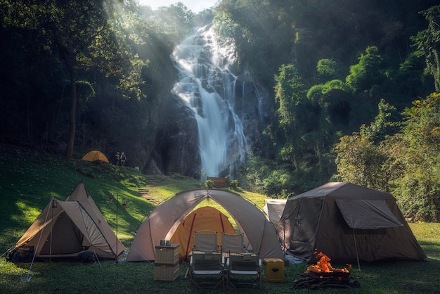 Foto tent en kamperen met mae tia waterval en berg achtergrond in inthanon nationaal park in chiang mai thailand un gezien reispunt voor kamperen en ontspannen in vakantie