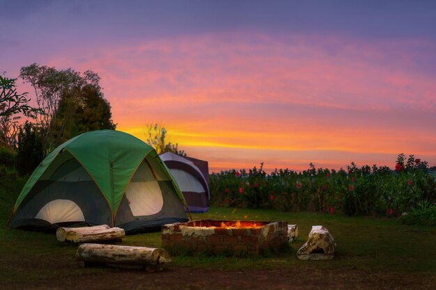 Foto tenda sul campo contro il cielo durante il tramonto