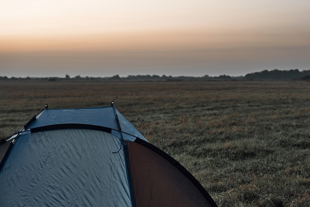 Tent in het veld, zonsopgang, herfst.