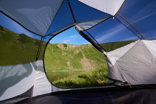 Foto tent ingang op prachtig meer bij dageraad