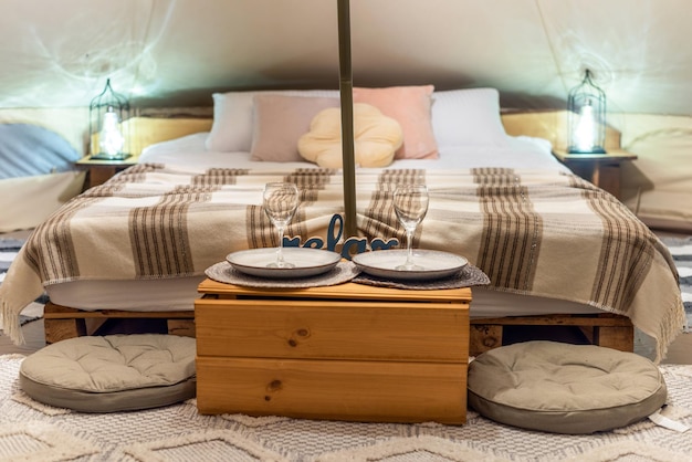 Interno della tenda durante la notte glamping