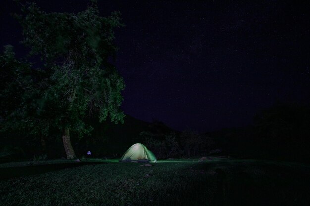 星空の下の夜のテント