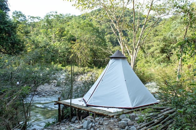 Tent op bamboe langs de stroom bij wang nan pua, nan in thailan.