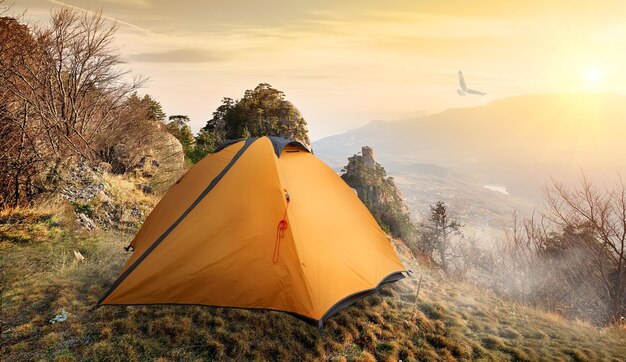 Tent op de top van bergen in de herfst