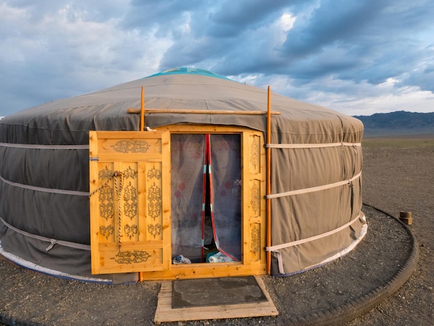 Foto tent op het land tegen bewolkte lucht