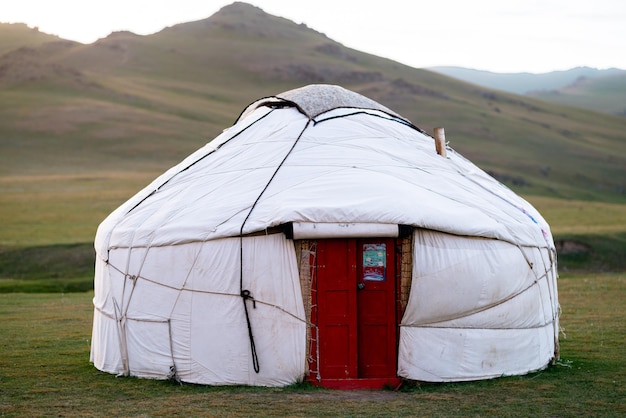 Foto tent op het veld tegen de berg