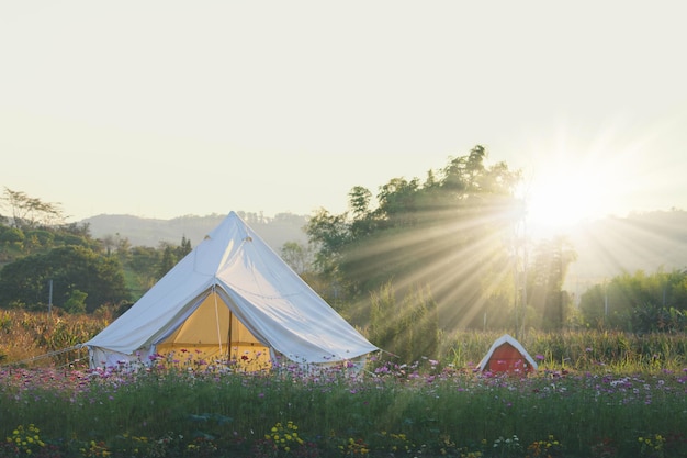 Tent op het veld tegen de hemel tijdens zonsondergang
