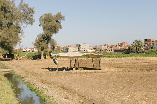 Foto tent op het veld tegen een heldere hemel op een zonnige dag