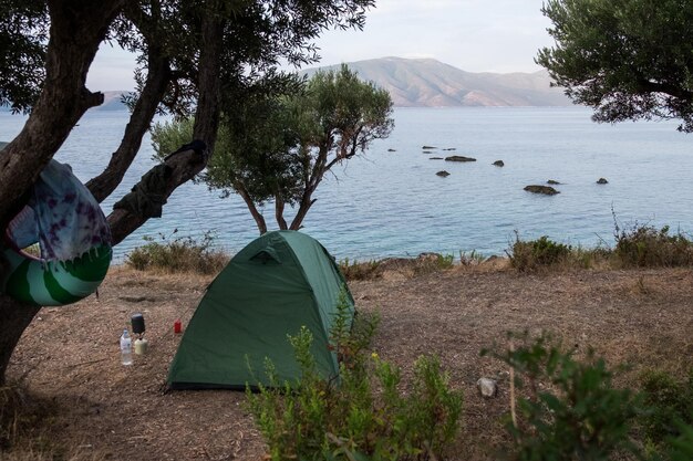 Tent voor kamperen op het strand op de achtergrond van de foto van hoge kwaliteit zeegezicht