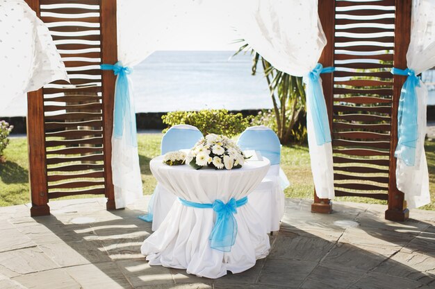 Foto tenda a un matrimonio vicino all'oceano sull'isola
