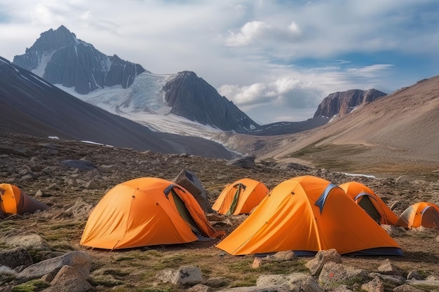 Tentenkamp en oranje tenten op het plateau van een bergdal het punt