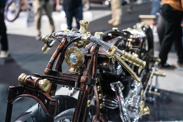 Foto tentoonstelling van moderne en vintage gemodificeerde motorfietsen