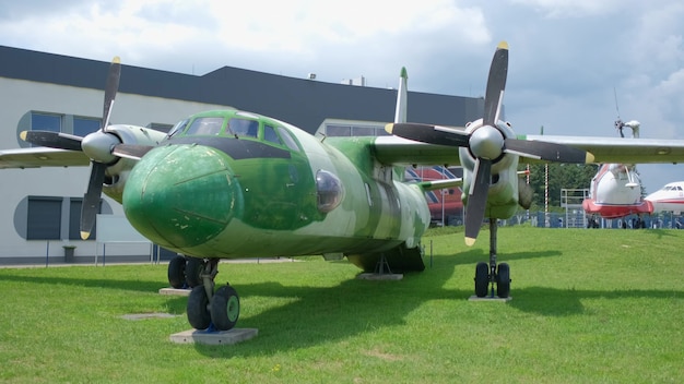 Tentoonstelling van oude militaire vliegtuigen