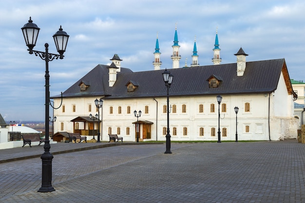 Tentoonstellingszaal in een oud historisch gebouw in het kremlin van kazan kazan republiek tatarstan rusland