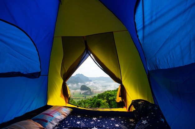 Photo tents and camping landscape phu langka national park the landscape of misty mountains