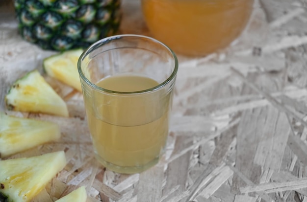 Tepache is een gefermenteerde limonade gemaakt van ananassuiker en kruiden