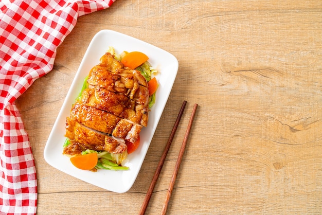 キャベツとにんじんの鉄板焼き照り焼きチキンステーキ